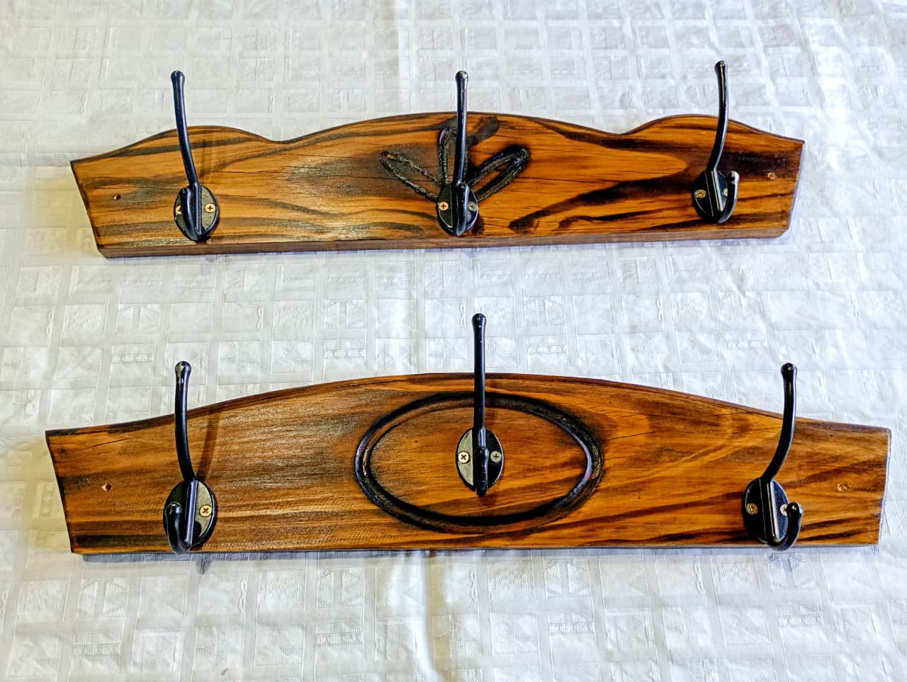 Perchero de Madera Lustrada — 3 Ganchos