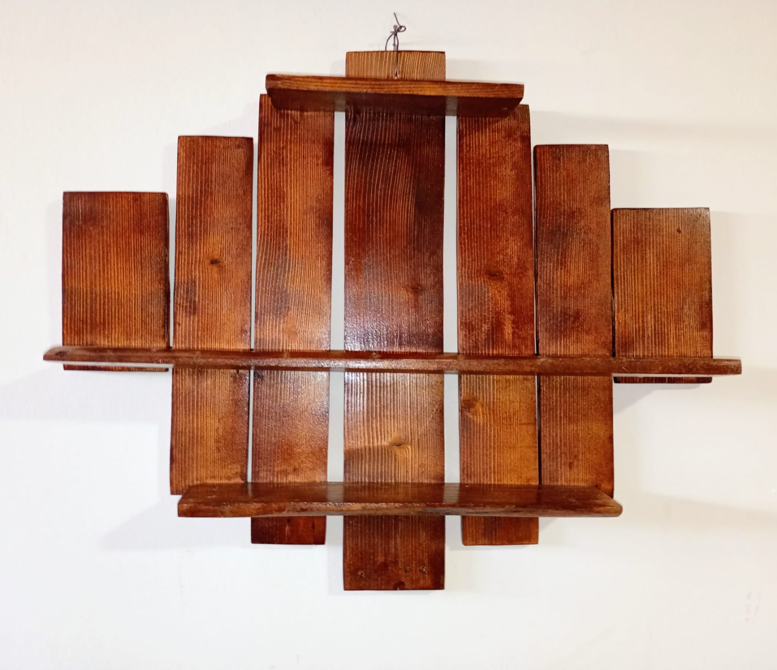 Repisa geométrica de pallet, diseño artesanal con vetas naturales