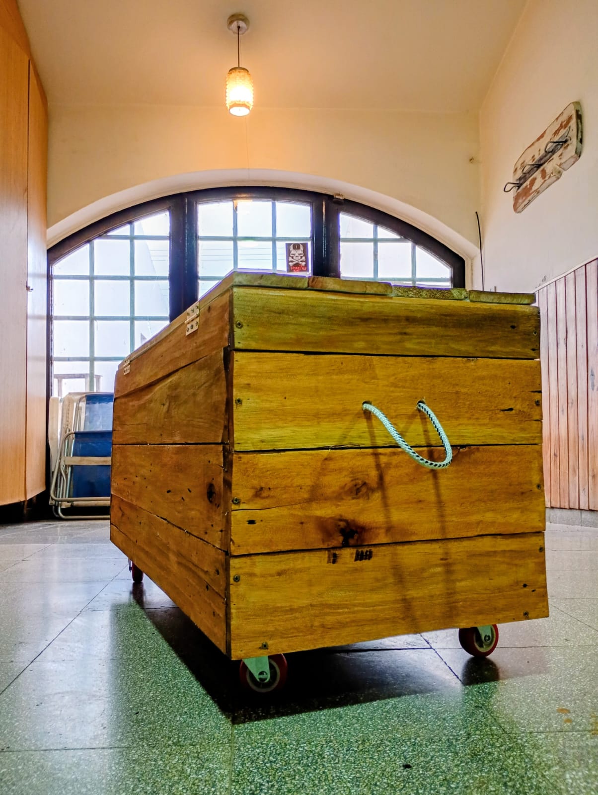 Baúl Grande con Ruedas — Madera Natural