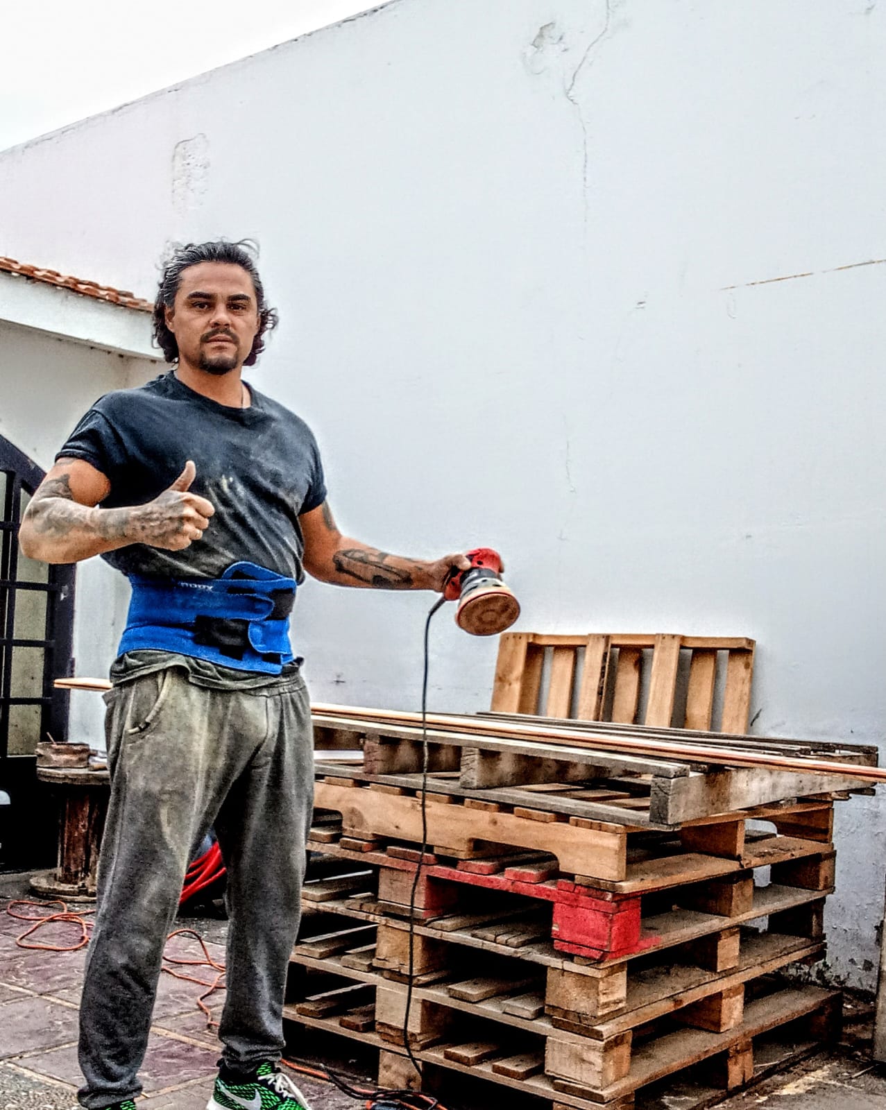 Mauricio lijando pallets en el taller de El Rustico